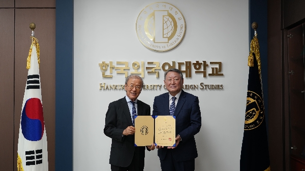 윤윤수 미스토홀딩스 회장, 발전기금 10억 원 기부 대표이미지