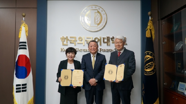 윤은경 아랍어과 교수, 누적 기부 1억 원 달성 대표이미지